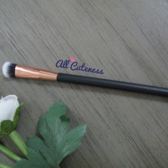 🎀 (NWOT) Eye Shadow Brush - Picture 4 of 4